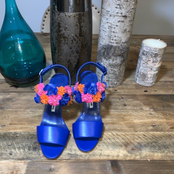 New  Manolo Blahnic Khanfior Flower Sandals - Picture 8 of 8